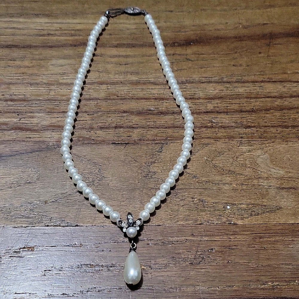 🔴2/$15 Vintage Pearl And Crystals Necklace